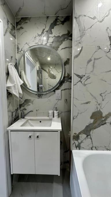 Beautiful 3 Bedroom House In London -Ensuite Bed Room Twickenham Exterior foto